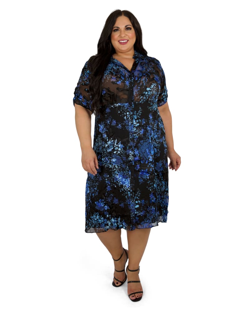 Front of a model wearing a size 26 Burnout Shirt Dress in Blue by Marée Pour Toi. | dia_product_style_image_id:232915